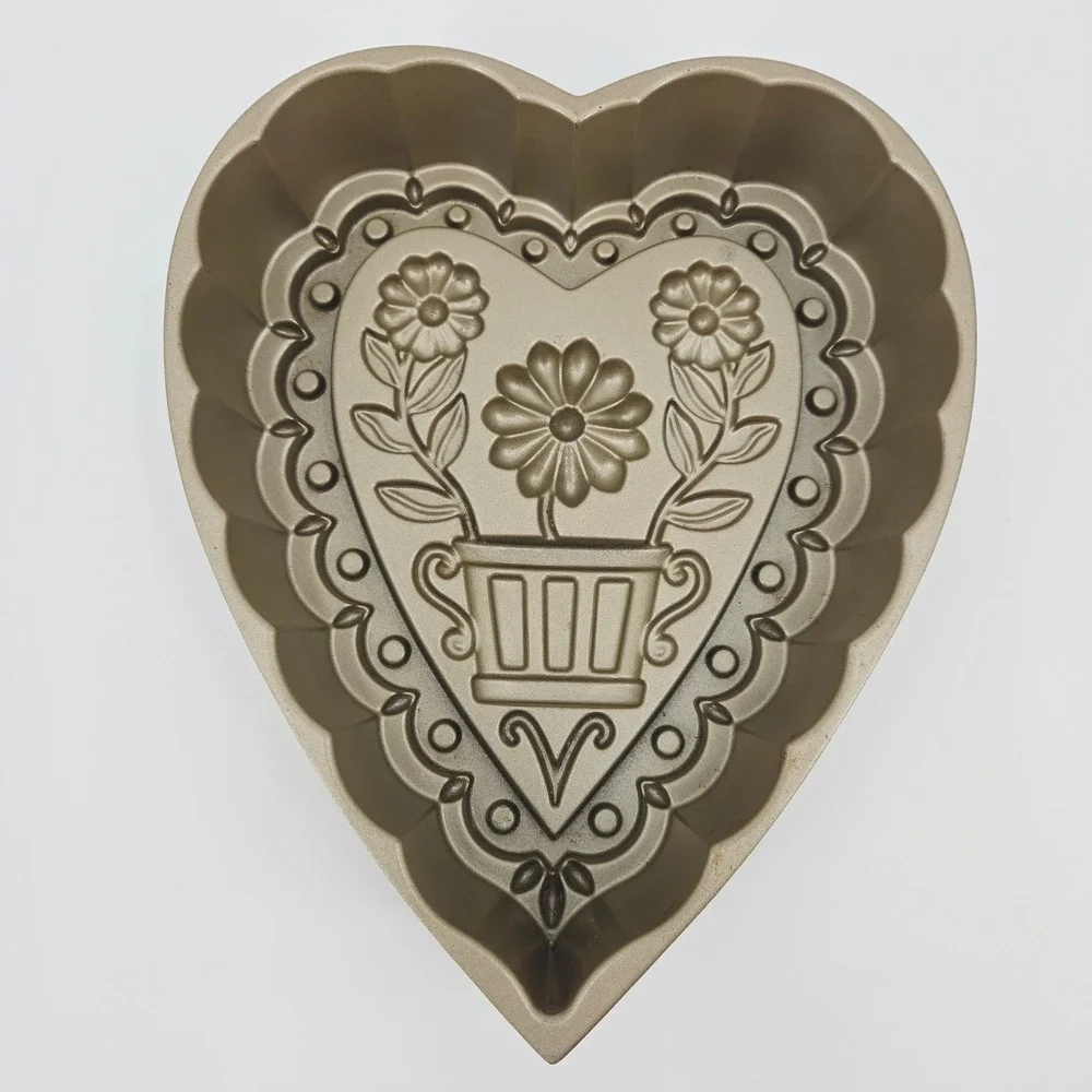 Nordic Ware Decorative Heart Flowers Bundt Pan 10 Cup Cast Aluminum USA
